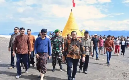 Meriahkan Labuh Laut Konang, Bupati Arifin Ajak Warga Lestarikan Tradisi dan Jaga Kebersihan Pantai