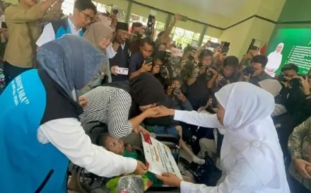 Gubernur Khofifah  Salurkan Bansos Rp 5,69 Miliar
