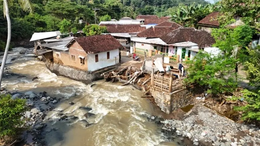 Korban Banjir di Mojo Terus Dicari, Mas Dhito Berharap Mbah Tekad Segera Ditemukan