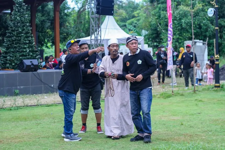 Aksi Teater Jurnalis, Sentil Pengangguran Gresik, Ramaikan Festival Nasi Krawu KWG 2025