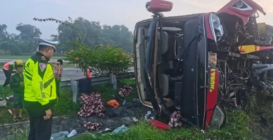 Kecelakaan Tunggal Bus Terguling di Tol Jombang, 15 Orang Luka