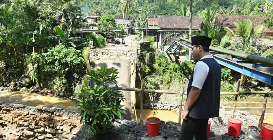 Jembatan Dung Buceng di Trenggalek Ambruk Diterjang Banjir, Akses Munjungan-Watulimo Lumpuh