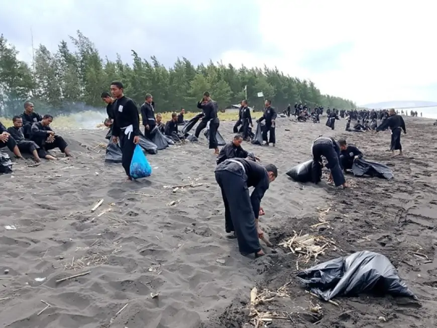PSHT dan Baret Rescue NasDem Jember Bersihkan Pantai Macema Mayangan