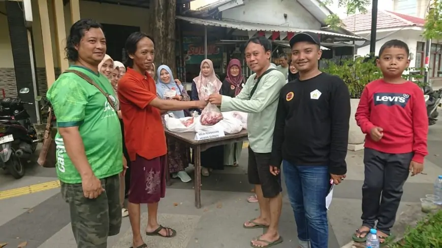 KWG Gresik Berbagi Ratusan Paket Daging  Kurban ke Abang Becak