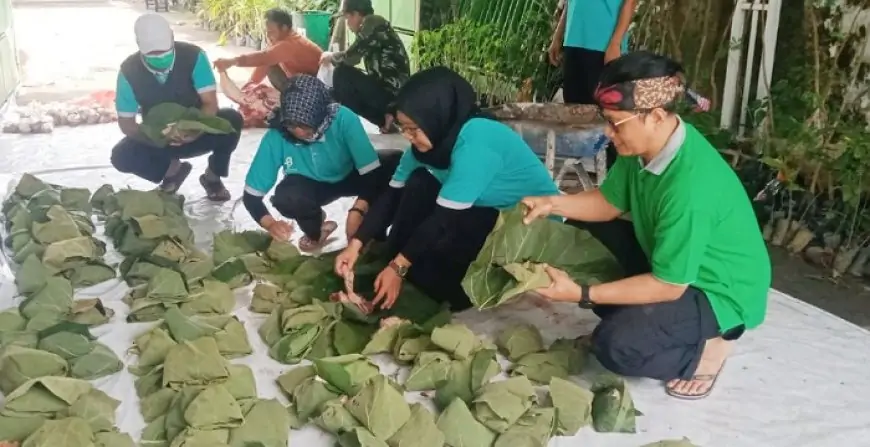 Kemenag Jombang Bungkus Daging Kurban  Pakai Daun Jati
