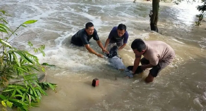 Nekad Menerobos, Petugas Dishub Gresik Terseret Banjir hingga Pingsan, Motor Hilang
