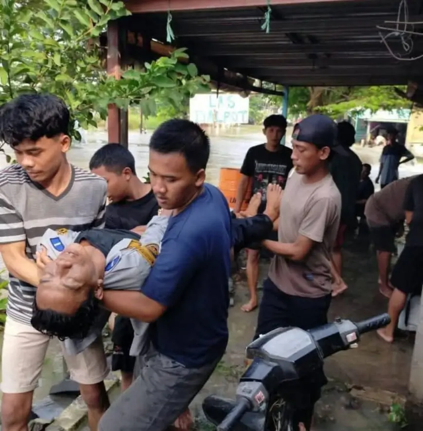 Nekad Menerobos, Petugas Dishub Gresik Terseret Banjir hingga Pingsan, Motor Hilang