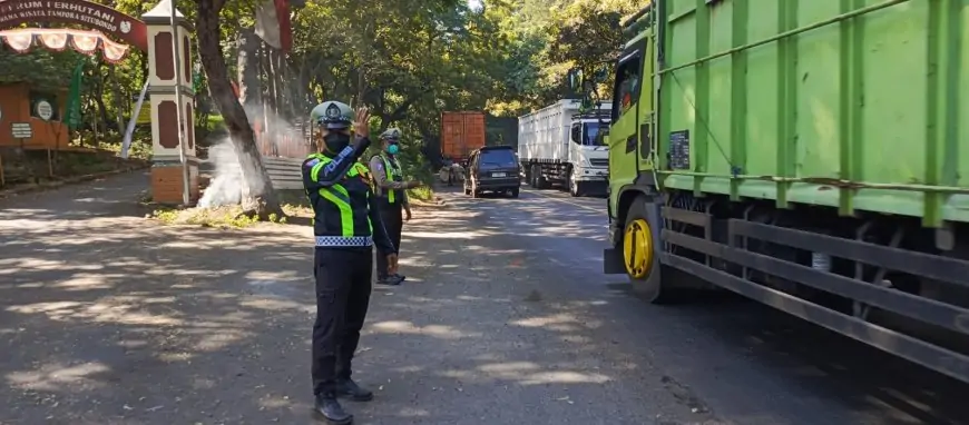 Jalur Pantura Situbondo Macet Akibat Proyek Perbaikan Pipa PLTU Paiton, Polisi Terapkan Buka-Tutup Arus Lalu Lintas