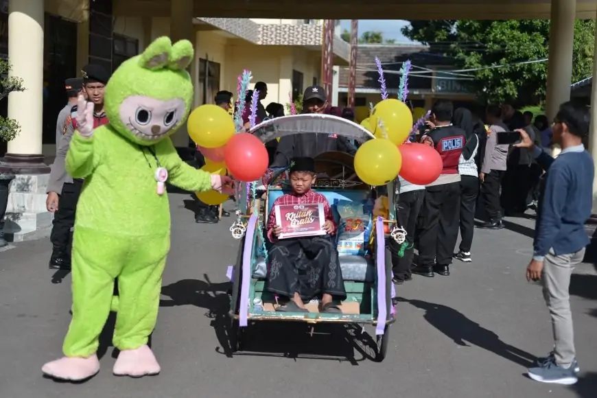 Rayakan Hari Bhayangkara ke-79, Polres Situbondo Gelar Khitan Gratis dengan Arak-Arakan Becak Hias