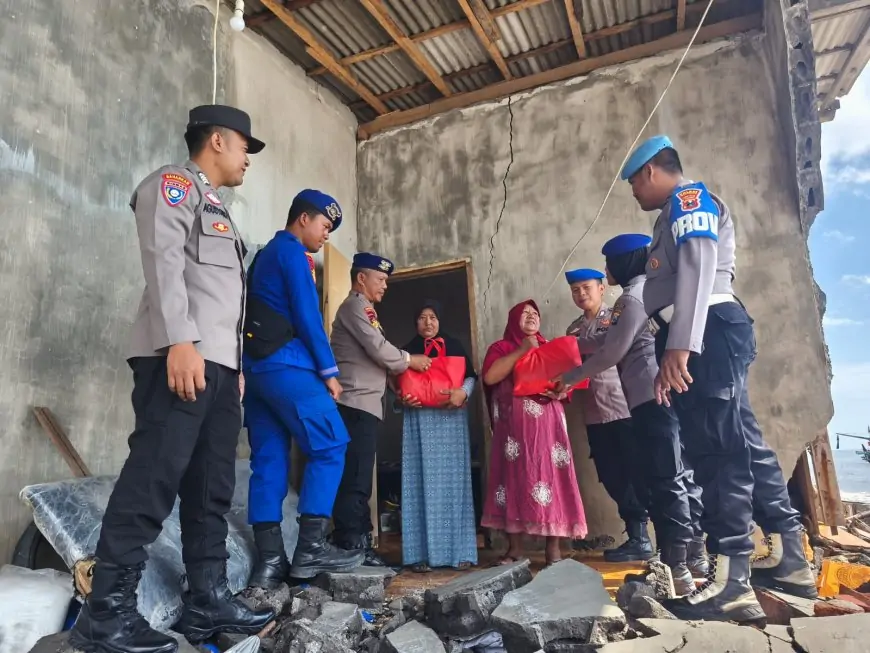 Banjir Rob Terjang Pesisir Situbondo, Satpolairud Salurkan Sembako untuk Warga Terdampak