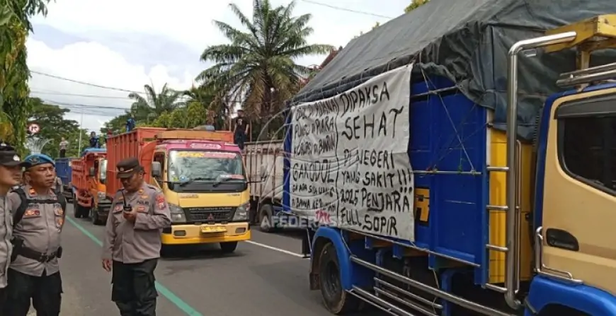 Ratusan Sopir Truk Demo di DPRD Trenggalek, Desak Hentikan Operasi ODOL dan Revisi UU