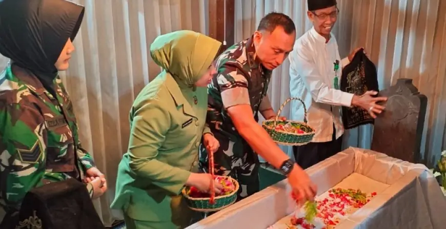 Tugas Perdana di Kota Santri, Dandim 0817/Gresik Ziarah Makam Sunan Giri dan Maulana Malik Ibrahim