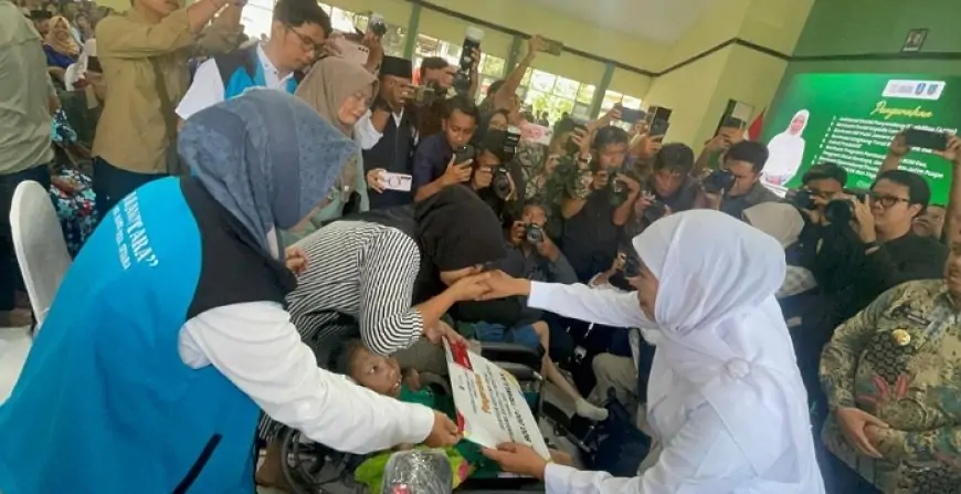 Gubernur Khofifah  Salurkan Bansos Rp 5,69 Miliar
