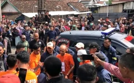 Rekontruksi Kasus Pembunuhan di Gresik, Warga Heboh Saat Otak Tersangka Adegan Penusukan