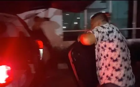 Turun Dari Gedung Pemkab Lamongan, KPK Membawa Satu Koper Barang Bukti