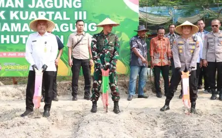 Aktif Perkuat Ketahanan Pangan, Polres Gresik Tanam Jagung Serentak di Hutan Sosial