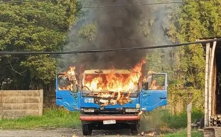 Truk Derek Hangus Terbakar