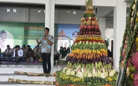 Warga Cagakagung Gelar Tradisi Kirab Lima Tumpeng  Raksasa