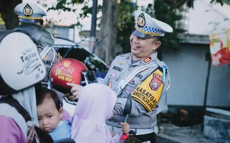 Patuh Berlalulintas, Satlantas Polres Gresik Bagi Helm Gratis