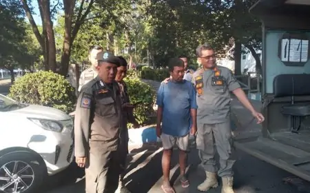 Pria Diduga ODGJ di Bondowoso Sembunyi di Bawah Mobil Dinas Dievakuasi Satpol PP