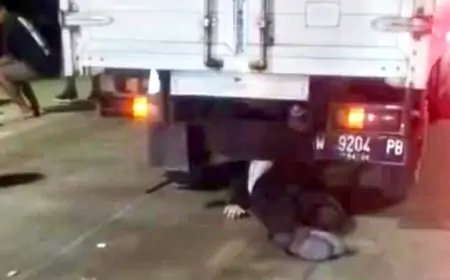 Pemotor Tewas Nabrak Truk Mogok, Terlempar Dilindas Mobil Box