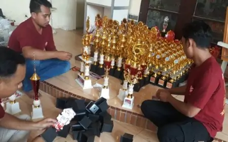 Usaha Kecil Piala  di Jombang Panen Berkah Jelang 17 Agustus