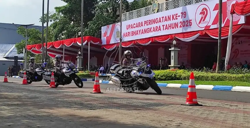 Aksi Ketangkasan Polwan Curi Perhatian di Hari Bhayangkara ke-79 Tulungagung