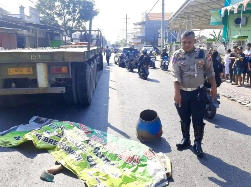 Tragis, Gagal Mendahului, seorang Wanita di Gresik Terlintas Truk