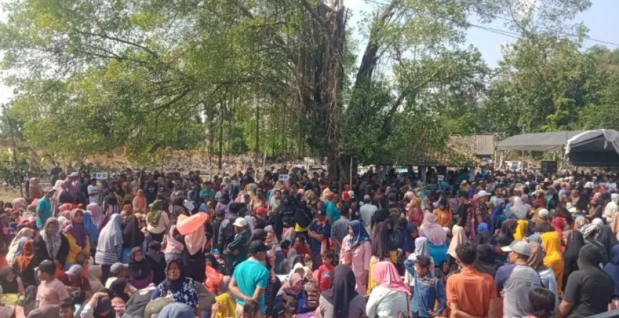 Warga Jombang  Kirab Ratusan Jodang ke Makam Leluhur