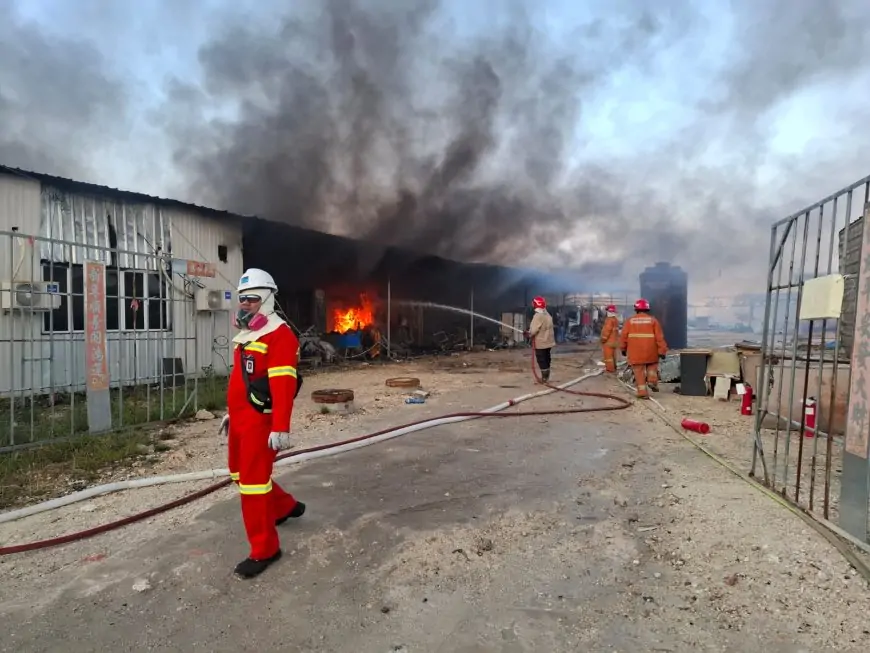Gudang Material di Kawasan KEK-JIIPE Gresik Terbakar Hebat, Diduga Konsleting Panel Listrik