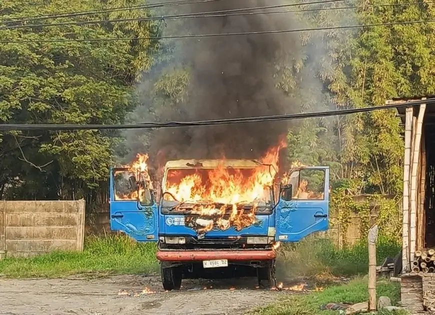 Truk Derek Hangus Terbakar
