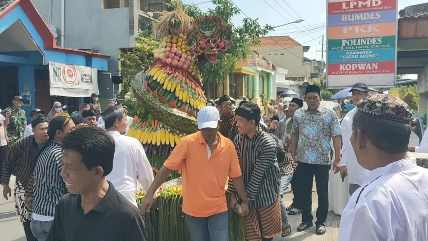 Warga Cagakagung Gelar Tradisi Kirab Lima Tumpeng  Raksasa