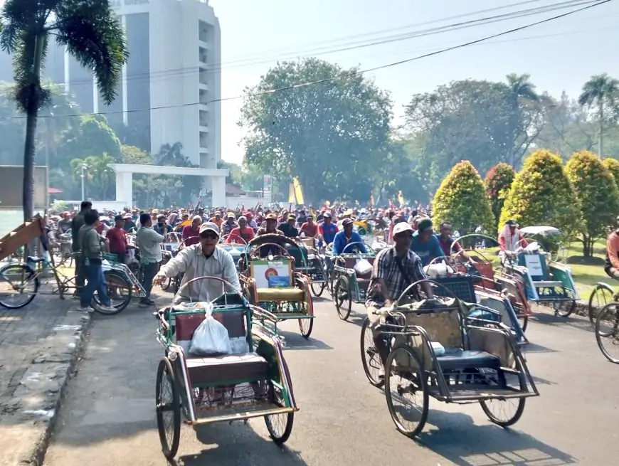 Petrokimia Gresik Berikan Santunan 530 Abang Becak