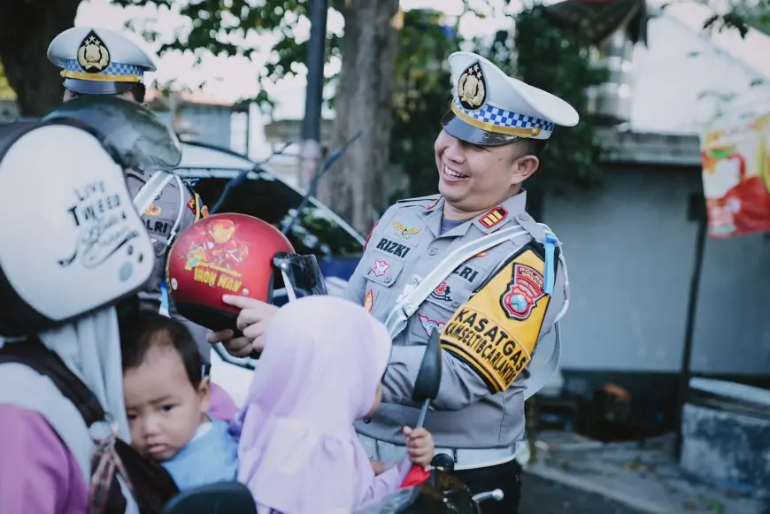 Patuh Berlalulintas, Satlantas Polres Gresik Bagi Helm Gratis