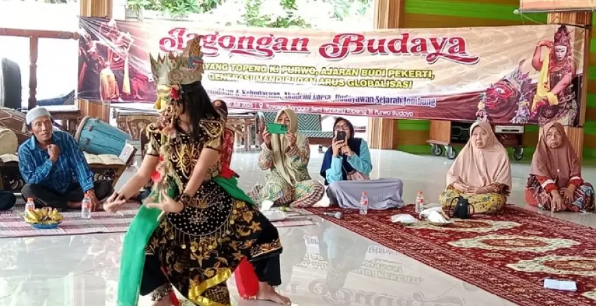 Wayang Topeng Jatiduwur, Warisan Panji yang Mencari Nafas Baru di Kampung Budaya