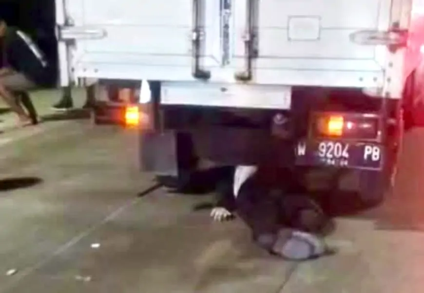 Pemotor Tewas Nabrak Truk Mogok, Terlempar Dilindas Mobil Box