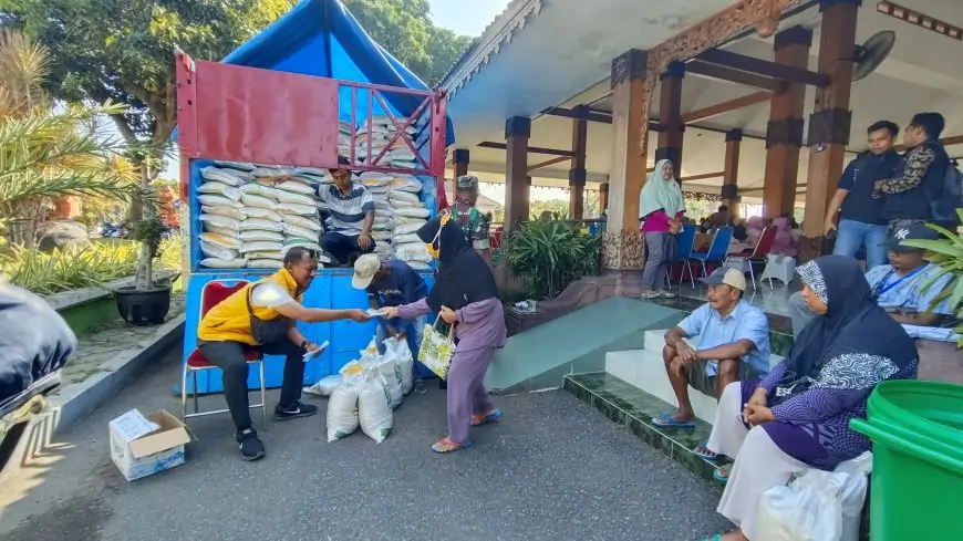Pemkab Situbondo Salurkan 1.400 Ton Beras untuk 70 Ribu Warga