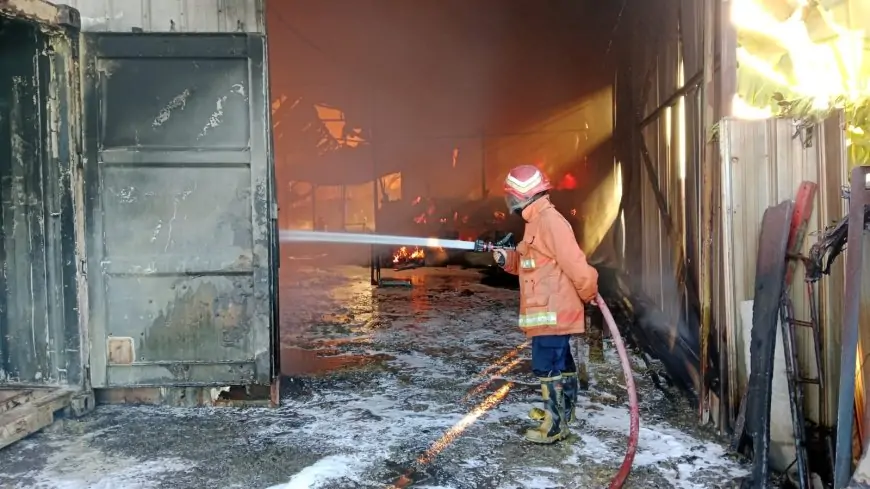 Gudang Kopra dan Belerang di Kedamean Dilalap Api, Pemadaman Terkendala Bau Menyengat