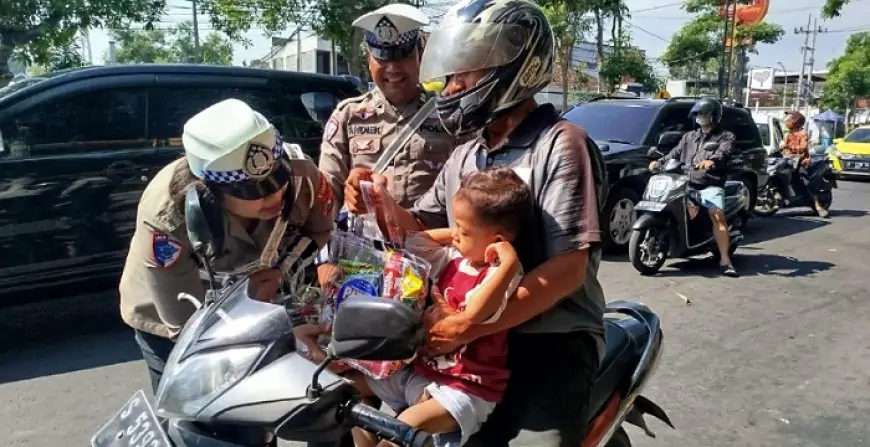 Operasi Patuh Semeru di Jombang: Bukan Tilang, Tapi Helm dan Snack untuk Pengendara Tertib