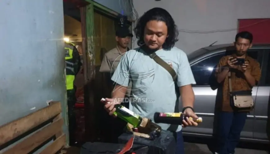 Razia Gabungan Sasar Karaoke di Tulungagung, Puluhan Botol Miras Ilegal Diamankan