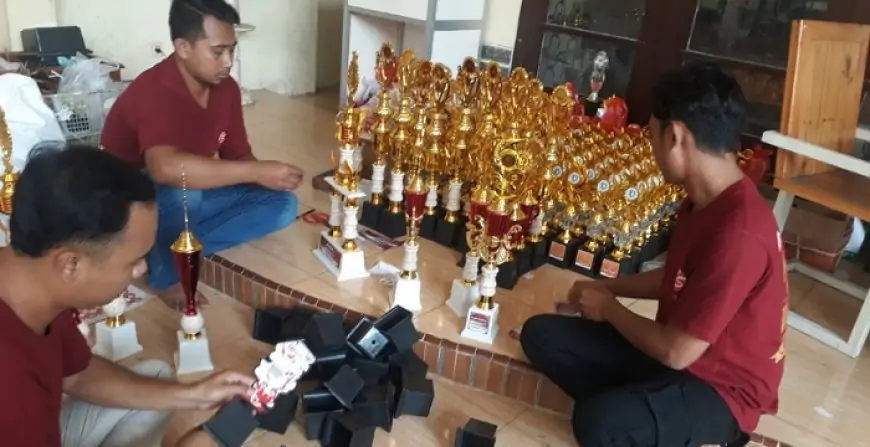 Usaha Kecil Piala  di Jombang Panen Berkah Jelang 17 Agustus