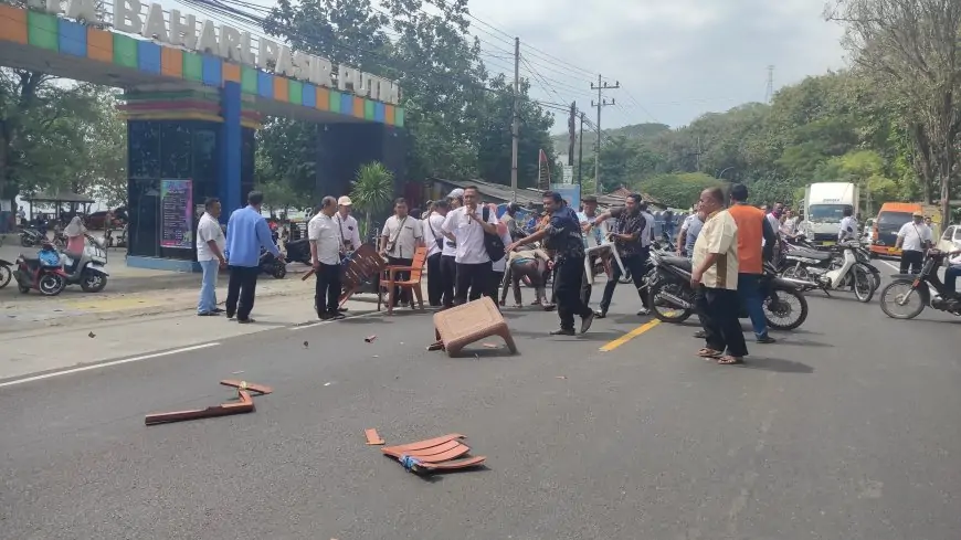 Protes PHK Sepihak, Puluhan Karyawan Pasir Putih Situbondo Blokade Jalur Pantura