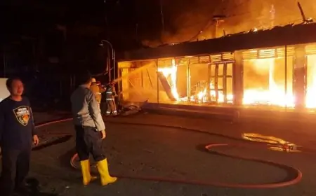Kebakaran Hebat Lahap Deretan Kios Pasar Kampak, Kerugian Capai Setengah Miliar