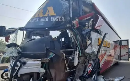 Bus MIRA Tabrak Truk Parkir hingga Terperosok ke Sungai