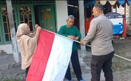 Aksi Cerdas Cegah Provokasi Bendera One Piece, Polisi Gresik Bagi Bendera Merah Putih ke Warga