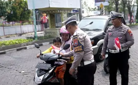 Aksi Simpatik Kemerdekaan, Polantas Gresik Bagi Bendera dan Pin Merah Putih