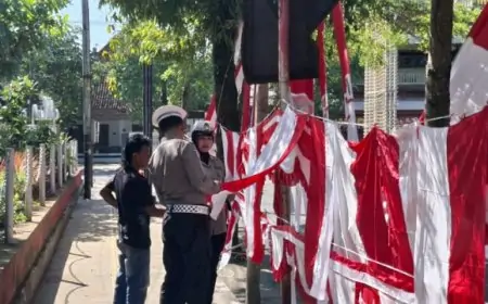 Satlantas Polres Trenggalek Borong Bendera, Semarakkan Kemerdekaan dan Bantu UMKM