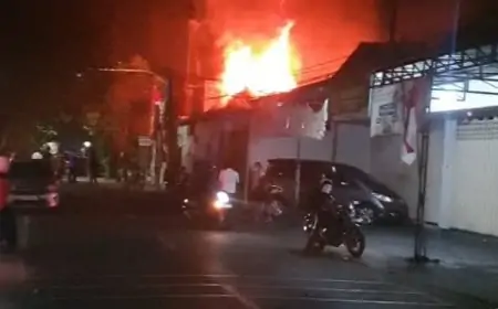 Kebakaran Hebat Melanda Toko Pakan dan Warung