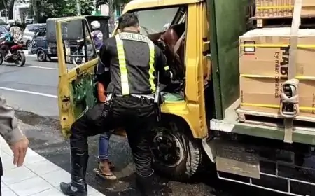 Aksi Sigap Polisi Padamkan Kepulan Asap Jok Truk di GKB Gresik