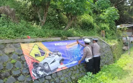 Satlantas Polres Trenggalek Gencar Peringatkan Bahaya Longsor, Pasang Spanduk di Jalur Rawan